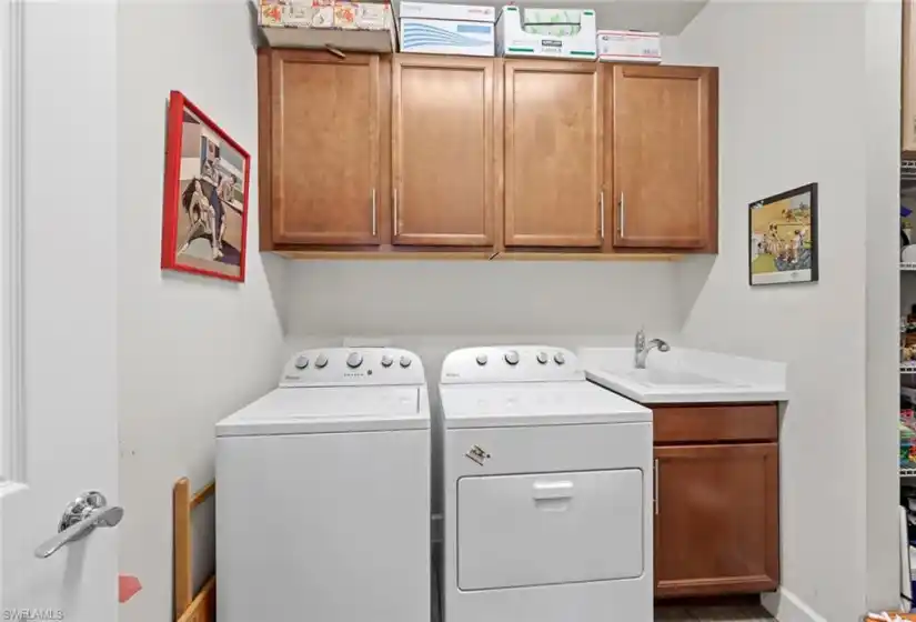 Laundry room w/sink and cabinets